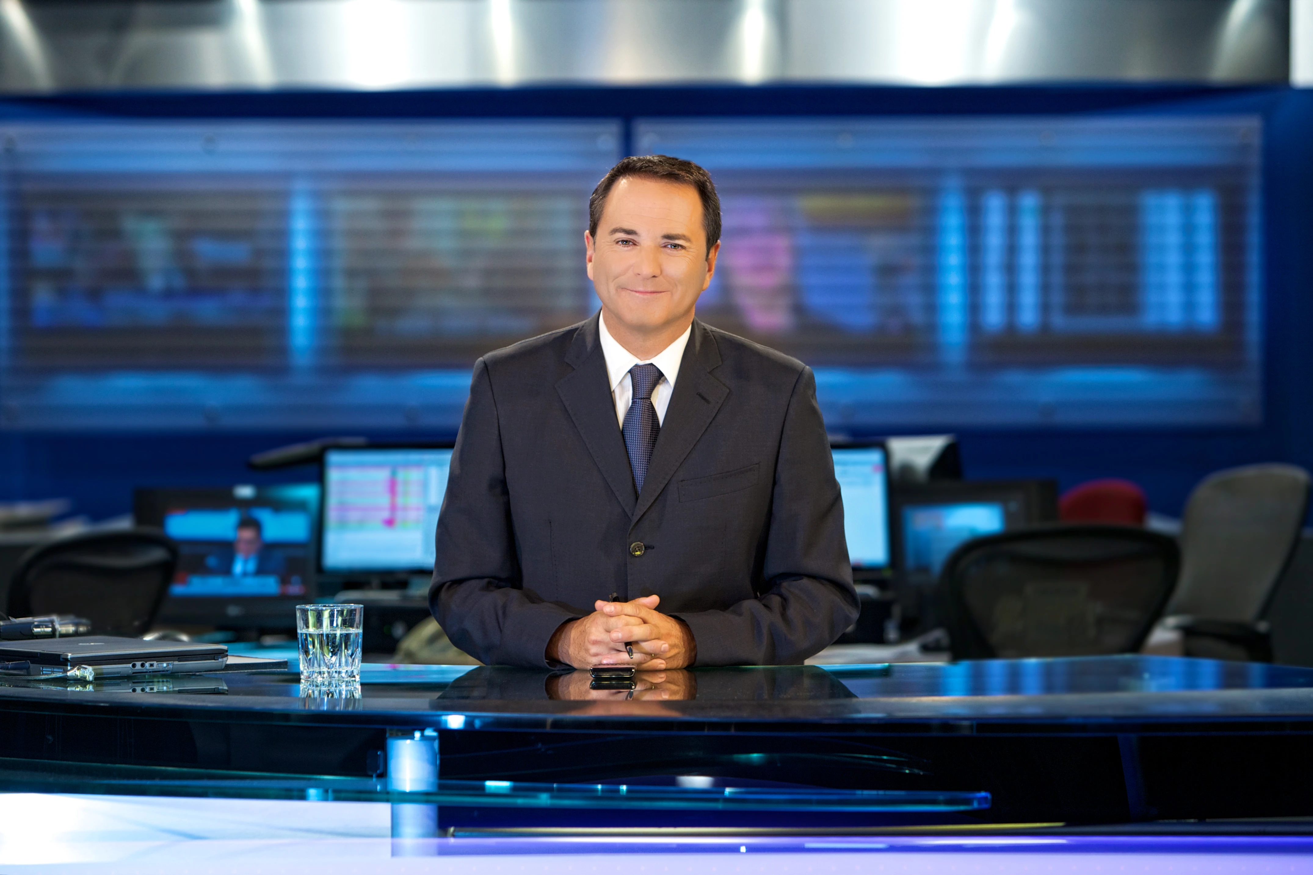 Chef d'antenne au pupitre — TVA