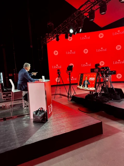 Pierre Jobin au bureau de présentation — vue de côté