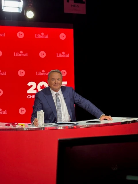 Pierre Jobin au bureau de présentation — vue de face