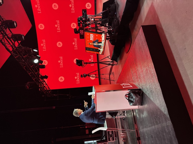 Pierre Jobin au bureau de présentation — vue de côté