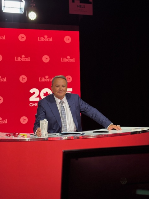 Pierre Jobin au bureau de présentation — vue de face